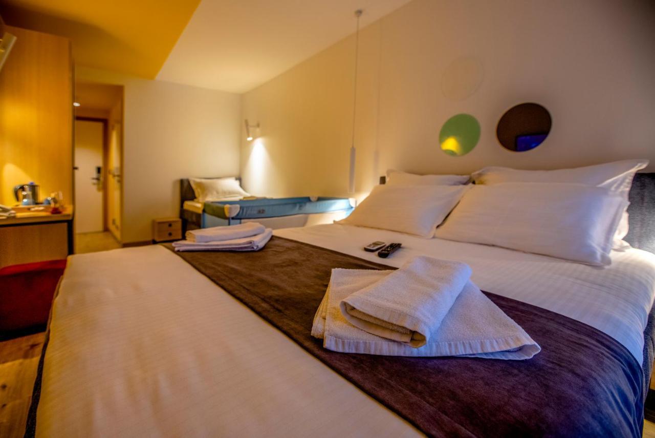 Hotel 4 Llulla Pristina Exterior photo